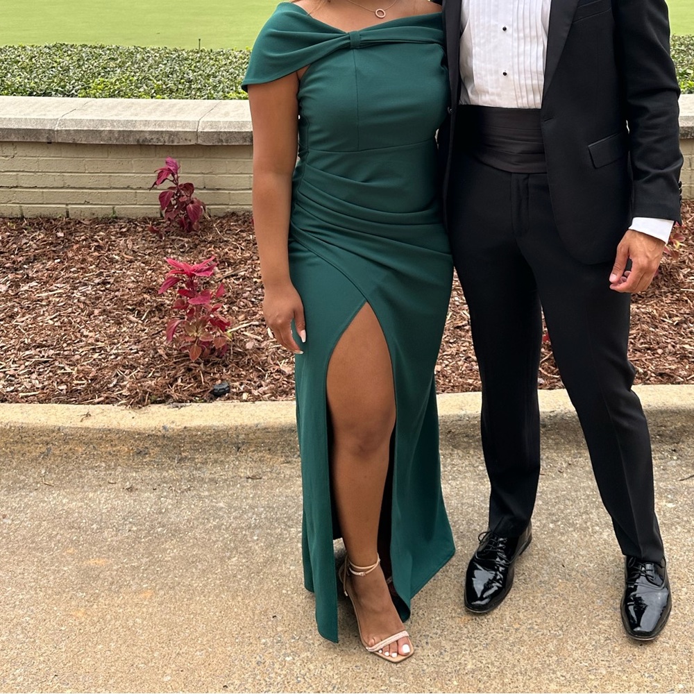 Club London BOTTLE GREEN BARDOT BOW
DETAIL MAXI DRESS WITH THIGH SPLIT